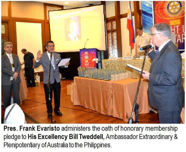 Pres. Frank Evaristo administers the oath of honorary membership pledge to His Excellency Bill Tweddell, Ambassador Extraordinary & Plenipotentiary of Australia to the Philippines.