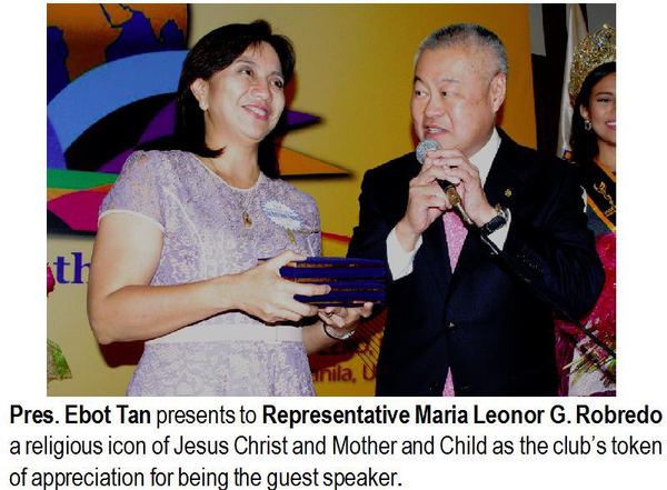 Pres. Ebot Tan presents to Representative Maria Leonor G. Robredo a religious icon of Jesus Christ and Mother and Child as the club's token of appreciation for being the guest speaker.