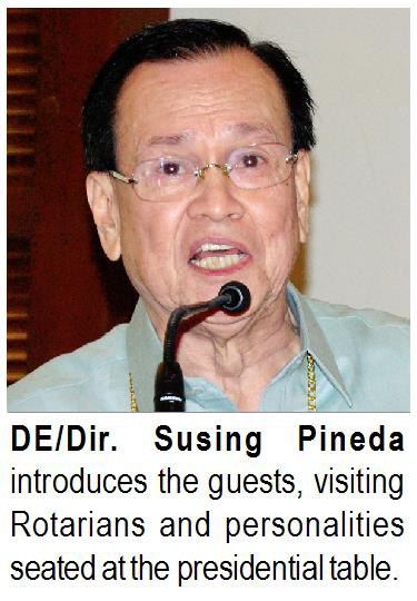 DE/Dir. Susing Pineda introduces the guests, visiting Rotarians and personalities seated at the presidential table.