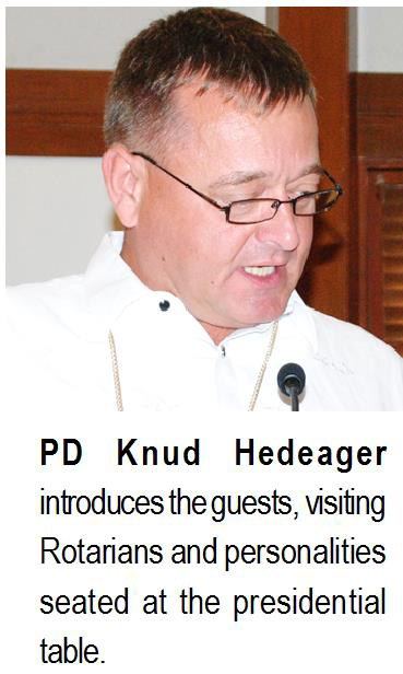 PD Knud Hedeager introduces the guests, visiting Rotarians and personalities seated at the presidential table.