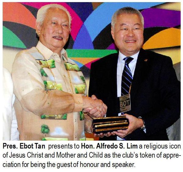 Pres. Ebot Tan presents to Hon. Alfredo S. Lim a religious icon of Jesus Christ and Mother and Child as the club's token of appreciation for being the guest of honour and speaker.