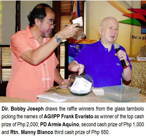 Dir. Bobby Joseph draws the raffle winners from the glass tambiolo picking the names of AG/IPP Frank Evaristo as winner of the top cash prize of Php 2,000; PD Armie Aquino, second cash prize of Php 1,000 and Rtn. Manny Blanco third cash prize of Php 650.