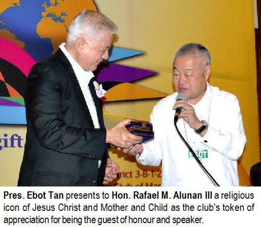Pres. Ebot Tan presents to Hon. Rafael M. Alunan III a religious icon of Jesus Christ and Mother and Child as the club's token of appreciation for being the guest of honour and speaker.