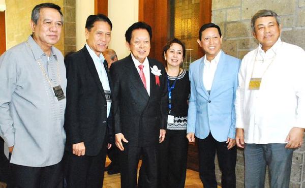Manila Rotarians in a posterity photo with Guest Speaker and RCM Past Director Atty. Estelito P. Mendoza.