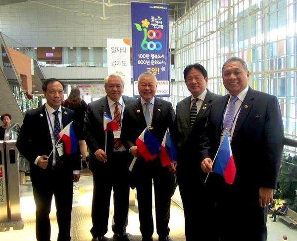 At the closing ceremonies: Pres. Ebot Tan with AS Alvin Lacambacal and Dir. Oscar del Rosario.