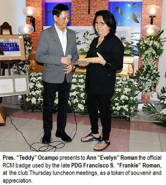 Pres. “Teddy” Ocampo presents to Ann “Evelyn” Roman the official RCM badge used by the late PDG Francisco S. “Frankie” Roman, at the club Thursday luncheon meetings, as a token of souvenir and appreciation.
