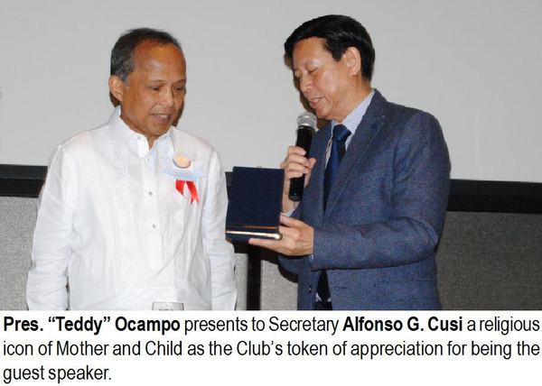 Pres. “Teddy” Ocampo presents to Secretary Alfonso G. Cusi a religious icon of Mother and Child as the Club’s token of appreciation for being the guest speaker.