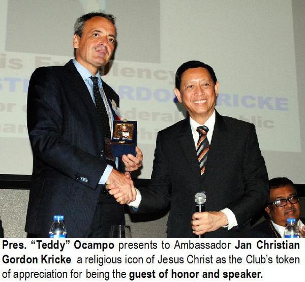 Pres. “Teddy” Ocampo presents to Ambassador Jan Christian Gordon Kricke a religious icon of Jesus Christ as the Club's token of appreciation for being the guest of honor and speaker.