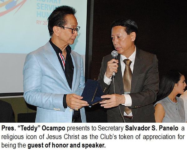 Pres. “Teddy” Ocampo presents to Secretary Salvador S. Panelo a religious icon of Jesus Christ as the Club’s token of appreciation for being the guest of honor and speaker.