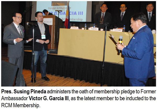 Pres. Susing Pineda administers the oath of membership pledge to Former Ambassador Victor G. Garcia III, as the latest member to be inducted to the RCM Membership.