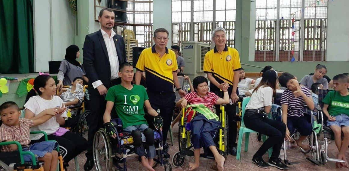 PD Seiichiro Chigusa, PD Nobuhiko Arai, Rtn. Tony Mizuyama (International Service Committee member), PD Nick Locsin, President Takehide Higuchi, Rtn. Bernd Schneider, PP Kiyotaka Nakagawa, PD Tatsuo Fujimura and PP Ichiro Niwa.