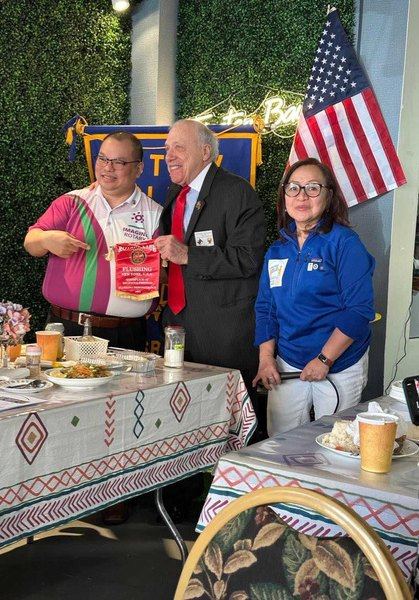 PDG Anthony Civitano, who was instrumental in establishing the Club, presented Rtn. Senen with a pennant of his own club, Flushing Rotary NY U.S.A. (5054).