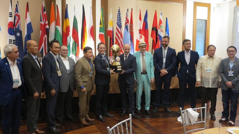 President Raoul C. Creencia presented the Rotary Club of Manila Outstanding Ambassador Award for 2026 to Spanish Ambassador Miguel Utray Delgado.