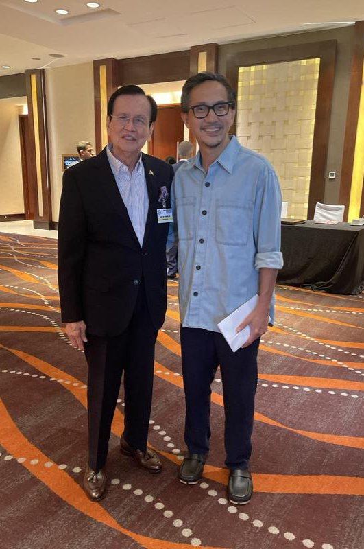 Susing with DPWH Secretary Vince Dizon during a gathering of the Consular Corps, fostering dialogue and collaboration among leaders in government, diplomacy, and public service.