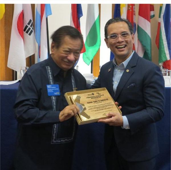 President Raoul Creencia presented the “President’s Citation of Appreciation” award to Past RI Director Rafael “Raffy” M. Garcia, also a member of the Chair Circle of the Arch Klumph Society (AKS) from RID 3800.