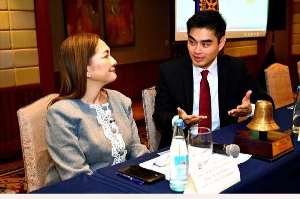 President Reginald Yu in an engaging discussion with Senator Risa Hontiveros before her address, exchanging thoughts on principled leadership, strong and accountable institutions, and the shared responsibility of government, business, and civic organizations in building a better Philippines.