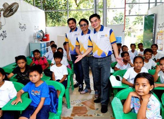 President Reginald Yu, Director Nico Valencia, and Club Auditor Gani Macatoman share a heartwarming moment with some of the pupils of Bayanan Elementary School. Their bright faces and hopeful spirit remind us why every effort to provide them with a safer and better place to learn truly matters.