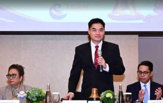 President Reggie Yu calls the meeting to order.