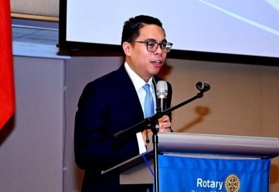 STAR Rotarian Atty. Job Gesmundo acknowledges the distinguished VIPs, visiting Rotarians, and guests in attendance at the Rotary Club of Manila's weekly membership meeting. His warm welcome reflects the Club's appreciation for their presence and the fellowship shared by Rotarians and friends.