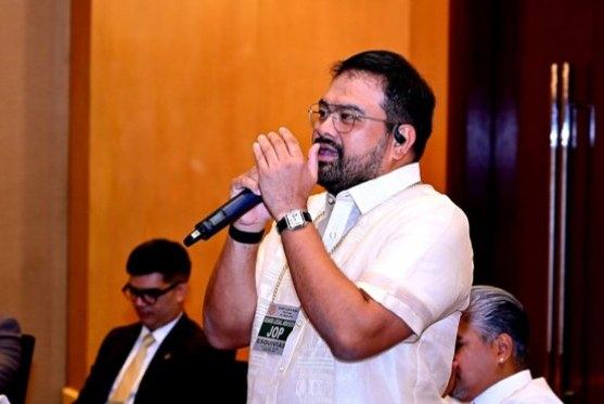 Board Legal Adviser Atty. Jop Esquivias, a former student of Atty. Rowena "Bing" Guanzon at the UP College of Law, poses a question during the discussion and expresses his support for her senatorial bid. The exchange brings a personal note to the meeting, reflecting the enduring bond between teacher and student.