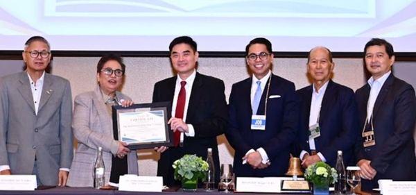 On behalf of the Rotary Club of Manila, President Reggie Yu presents Atty. Ma. Rowena Amelia Guanzon with a token of appreciation in recognition of her engaging and thought-provoking address to the membership.