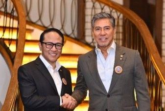 DGE Jun Pasion and DGN Hermie Esguerra in a symbolic pose ensuring continuity in strategies and goals to drive membership through proper public image campaigns.