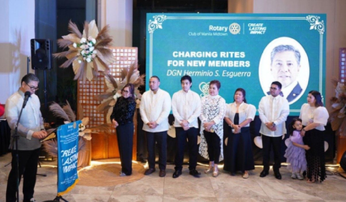 The new members of RC Manila Midtown during the Charging Rites officiated by DGN Hermie Esguerra