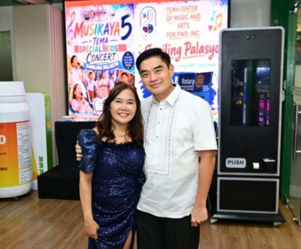 President Reggie Yu with Rotary Club of Amazing Manila President Judilina Torralba