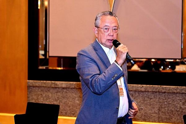 During the question-and-answer session, Past President Chito Zaldarriaga asks Guest of Honor and Speaker Atty. Rowena "Bing" Guanzon about the presidential candidate she favors. The exchange added a timely, personal dimension to the discussion on democracy, elections, and public service.