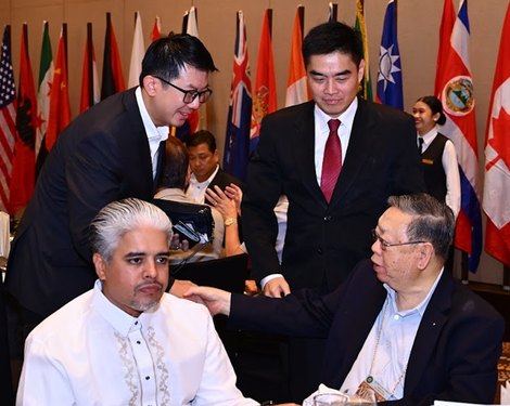 President Reggie Yu introduced prospective member Mr. Mans Dy (son of PVP Manny Dy) to PDG Vince Carlos.