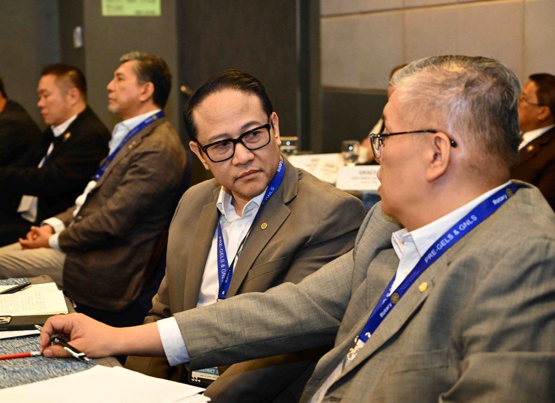 ISDG for Public Image/DE/DDPIC/Club Secretary Albert Alday, attending as an observer, in a discussion with DGE Jun Pasion.