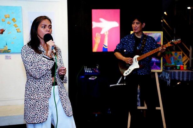 Singer-songwriter, mystic artist, and wellness coach Maya Banawa serenades guests with classic bossa nova songs at the Beyond Limits vernissage, adding a gentle rhythm to an evening of art, fellowship, and generosity.