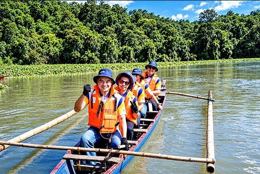 Life jackets on and spirits high as Manila Rotarians make their way by boat to the tree-planting site at Ipo Dam. Surrounded by water and lush greenery, the journey offers a reminder of the natural resources we share a responsibility to protect.