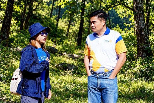 President Reggie Yu sharing a moment of discussion with Ms. Rochelle Lasic, a Xavier School high school mathematics instructor who accompanied the students during our “29,000 Trees for 29 Years” activity at Ipo Dam.