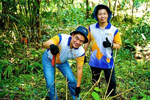President Reggie Yu and STAR Rotarian Myles Tan. A shared smile and a thumbs-up for service!