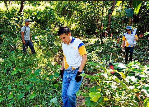 President Reggie Yu and STAR Rotarian Myles Tan making their way through the greenery of Ipo Watershed