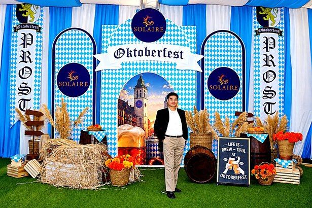 Beneath blue-and-white Bavarian banners, President Reggie Yu paused for a photo before joining an evening of friendship, music, and celebration.