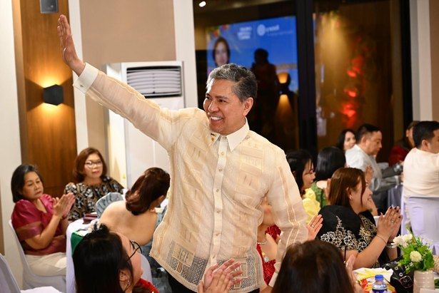 DGN Hermie Esguerra conducting the Charging of New Members at the induction of the Rotary Club of Hiyas ng Bacoor.
