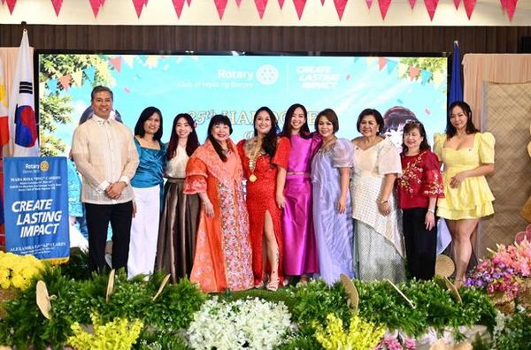 DGN Hermie Esguerra with the newly-inducted members of the Rotary Club of Hiyas ng Bacoor and DG Bing Carrion
