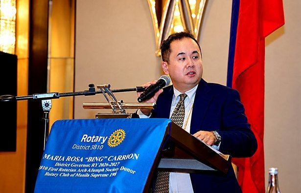 Rotarian Paul Koh leads the acknowledgment of guests, visiting Rotarians, and VIPs. He extends the club's welcome, giving each introduction a place in the afternoon's fellowship. This familiar ceremony brings names and faces into the gathering, opening opportunities for conversation and friendship across tables.