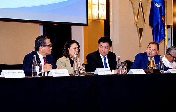 The conversation continues across the presidential table as Palace Press Officer Atty. Claire addresses Rotarians during the open forum. With IPP Raoul Creencia and President Reggie Yu listening beside her, she brings the afternoon's theme into sharper focus through candid reflections on evidence, diplomacy, and the demands of speaking for the Presidency.