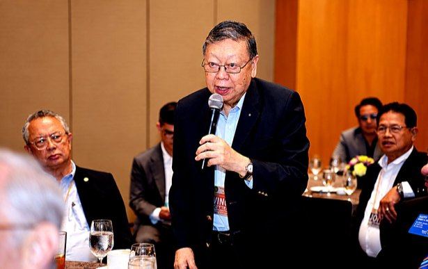 PDG Vince Carlos seeks clarification from Atty. Claire about the attribution of the term "buwaon" in political commentary involving Vice President Sara Duterte. The exchange prompts Atty. Claire to recall President Ferdinand Marcos Jr.'s playful remarks during a media interaction in Singapore. She recounts the episode with humor, including his use of "Auntie Claire." The moment brings a lighter touch to the open forum while highlighting how context, attribution, and careful wording shape the public's understanding of statements made by those in government.