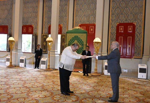 Rotarian Senen T. Mangalile presents his credentials to the King of Cambodia as Ambassador Extraordinary and Plenipotentiary of the Republic of the Philippines.