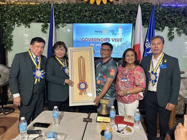 DGND/DSG Hermie Esguerra with PDG Lyn Abanilla, DG Mary Mei Rodrigo and spouse, Rotary Club of Pasay Metro Sunrise UCP Alex Rodrigo during the presentation of token to the District Governor during the Governor’s Visit of the Rotary Club of Intramuros Manila