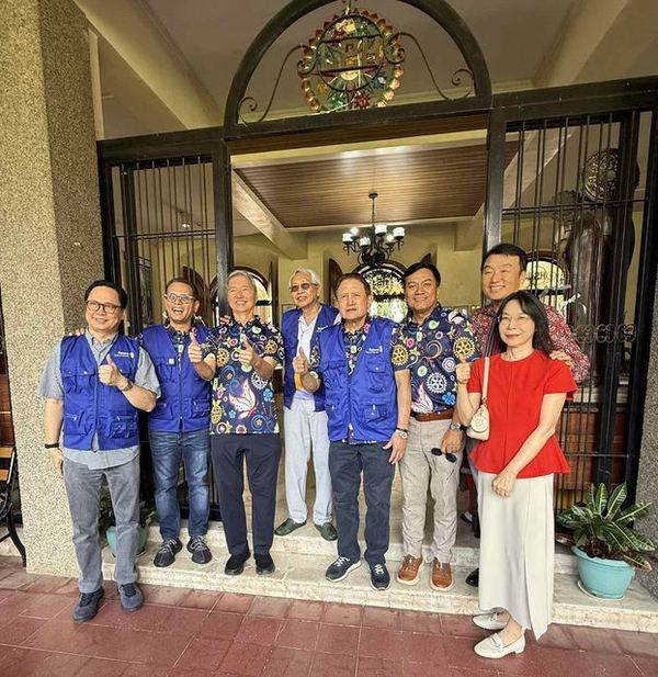 From left: Dir. Mike Albaña, Pres. Raoul Creencia, PD Phillip Ong, Director-elect/Board Legal Adviser Caloy Serapio, Internal Auditor Nick Locsin, Dir. Edwin Hernandez, Rtn. Ingill Ra and spouse Angie Ra
