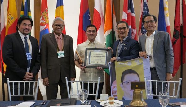 President Creencia presented the Certificate of Appreciation to BIR Commissioner Mendoza, in the presence of Rtn. Gani Macatoman, PDG Alex Cureg, and PIA Jordan Pizarras.
